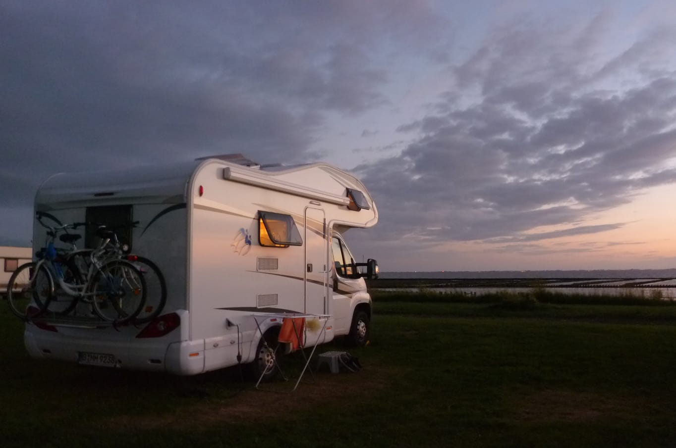 Meubelreiniging Camper bij zonsondergang